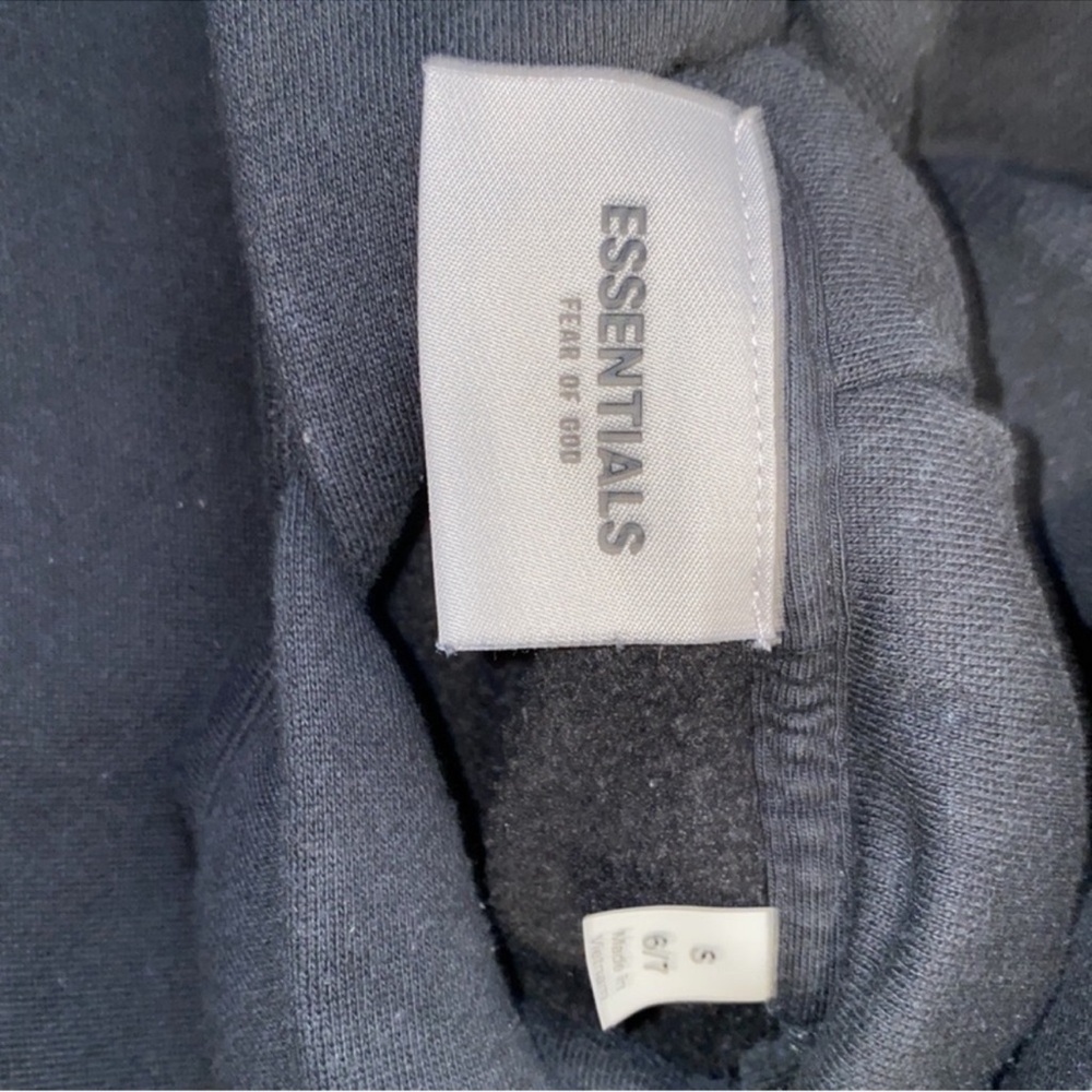 FEAR OF GOD ESSENTIALS Blackw/Gray logo hoodie
Sz:6-7(small) youth - Picture 8 of 10